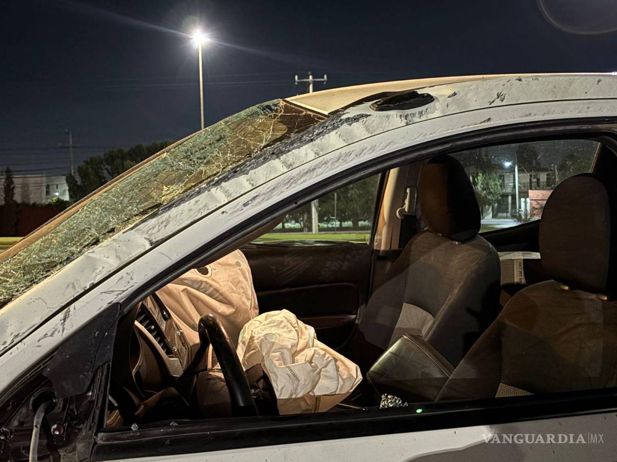 $!La camioneta Mitsubishi terminó con el frente completamente destrozado y severos daños en la carrocería tras el impacto.