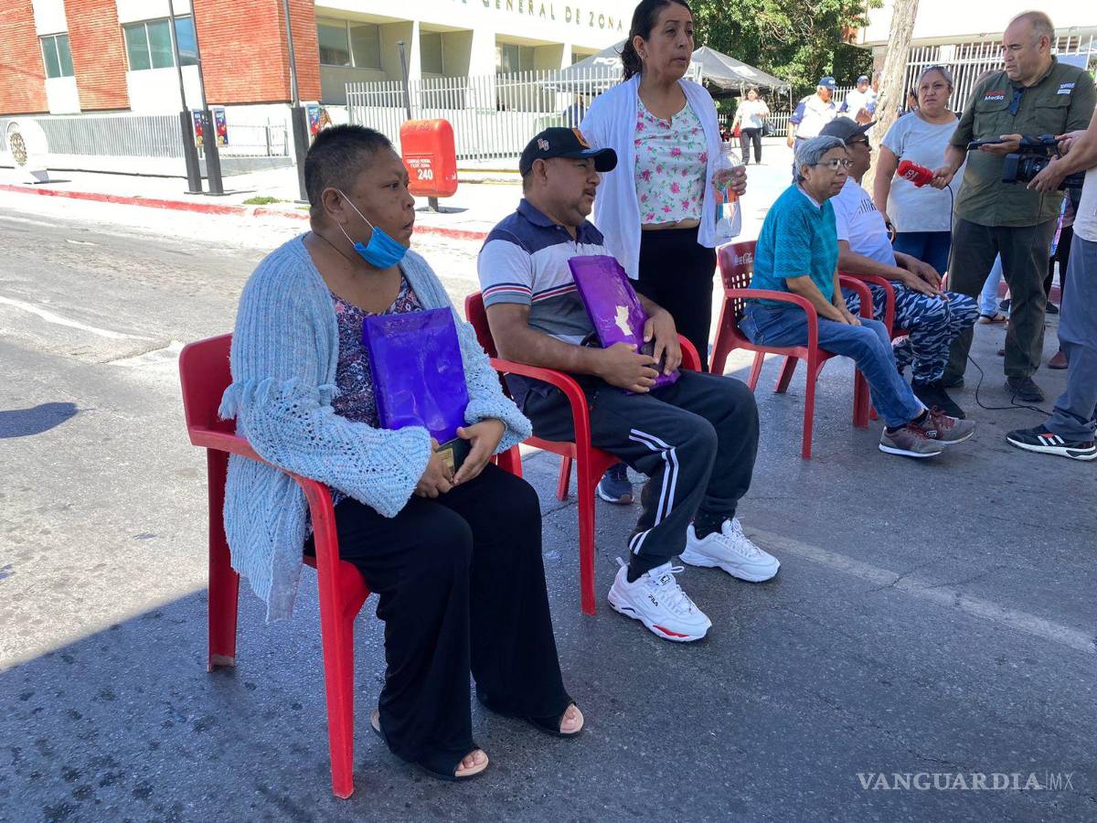 $!Pacientes de hemodiálisis afectados por el cambio de proveedor, se reunieron fuera de la Clínica 2 del Seguro Social.