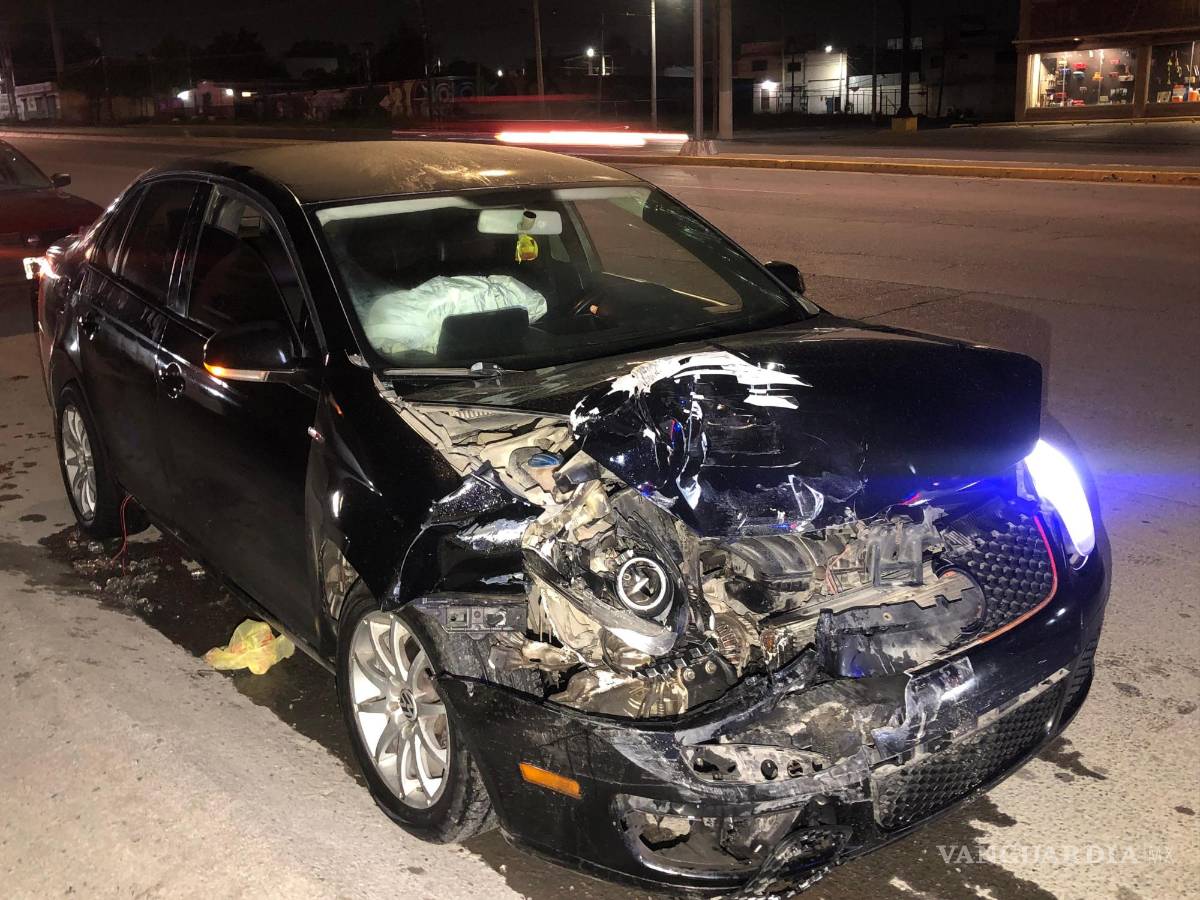 $!Un auto terminó destrozado.