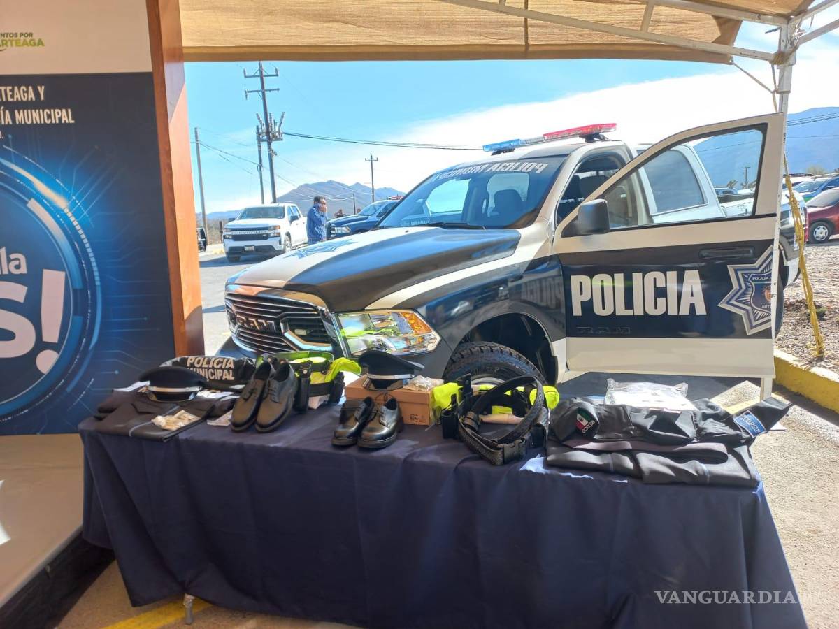 $!El gobernador Miguel Riquelme y el alcalde Ramiro Durán pusieron en marcha el C2, además de entregar dos patrullas con inversión de 1.8 mdp y uniformes.