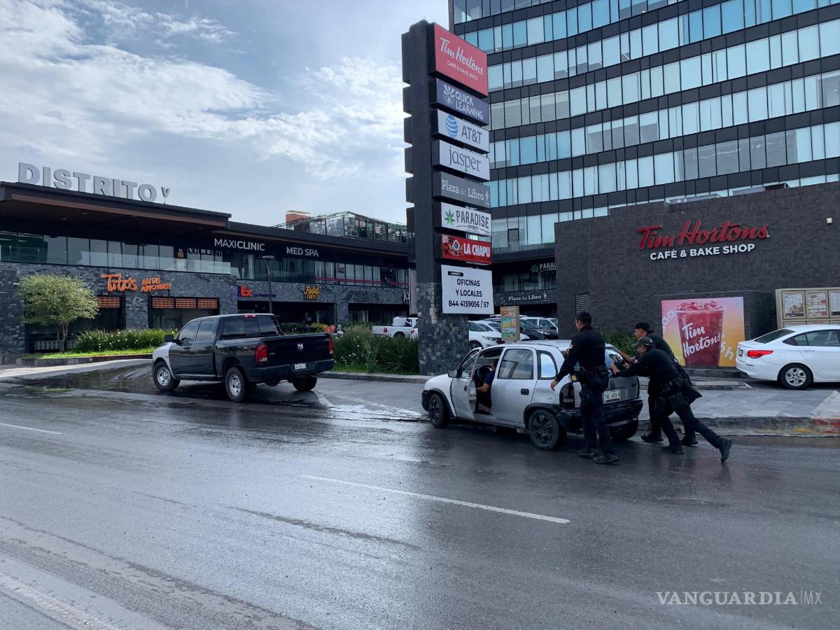 $!Un Chevy terminó averiado al pasar por la zanja.