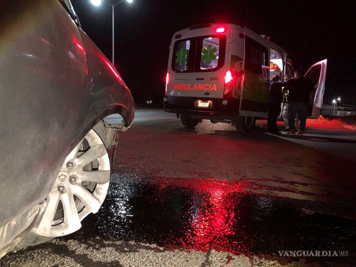 $!Autoridades locales acudieron al lugar del accidente para asegurar la zona y evitar más percances.