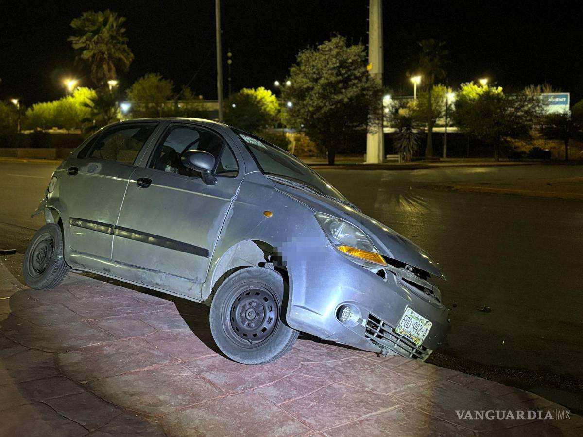 $!El conductor fue detenido por elementos de Tránsito Municipal tras ser encontrado en evidente estado de ebriedad.