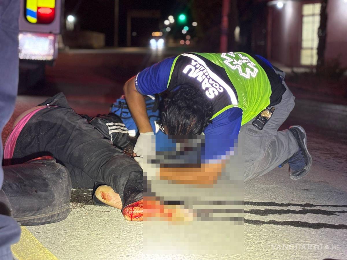 $!Paramédicos de la Secretaría de Salud brindaron atención inmediata a la mujer lesionada.