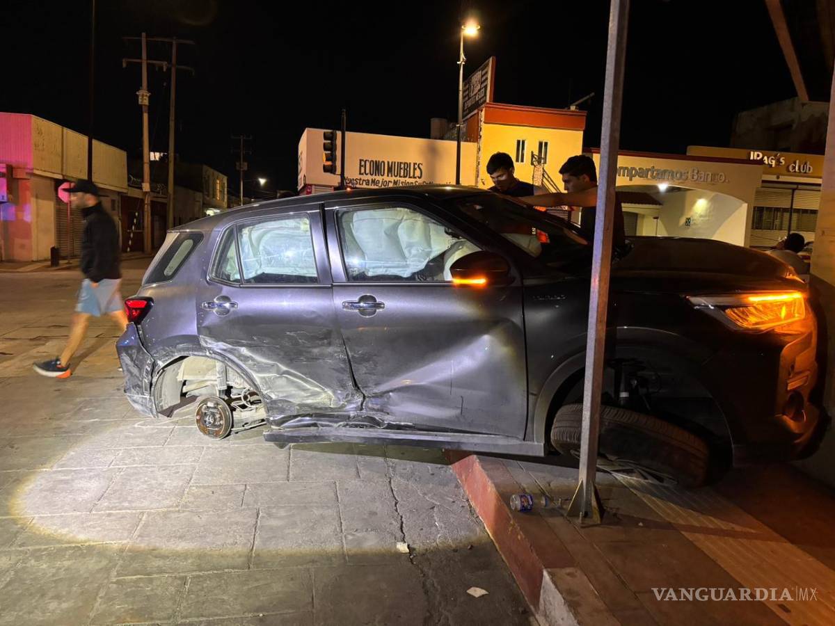 $!Una de las unidades involucradas terminó sobre la banqueta tras el impacto, generando alarma entre vecinos y personas que transitaban por el sector en las primeras horas del día.