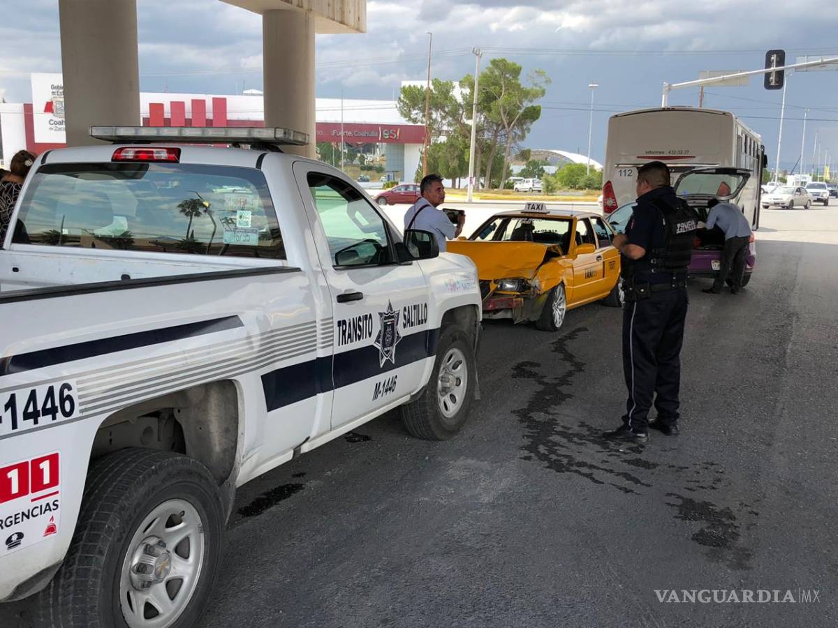 $!Taxista se pasa el rojo y ocasiona accidente en la colonia Loma Linda de Saltillo