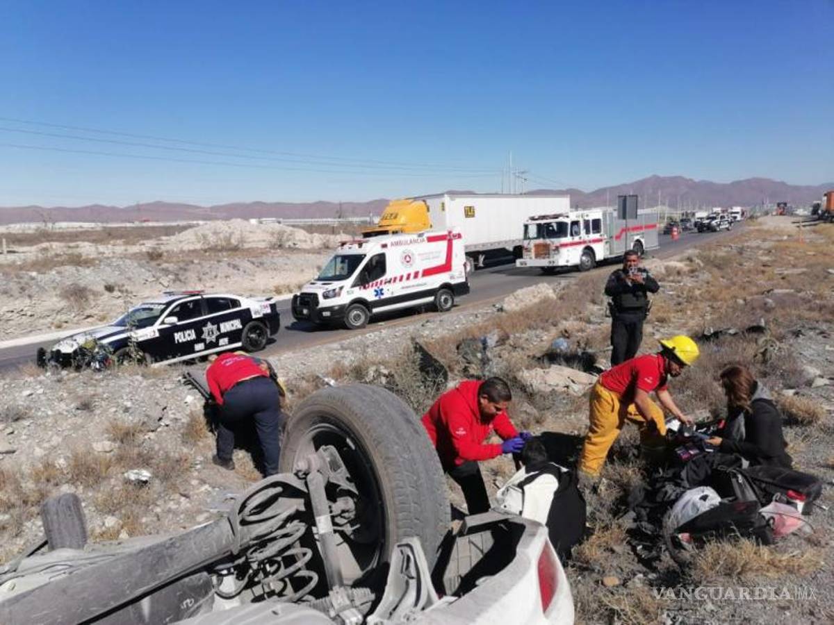 $!Oficiales de la Policía Municipal de Ramos Arizpe acudieron al llamado para mantener abanderado el lugar, mientras que la circulación resultó afectada por una hora.
