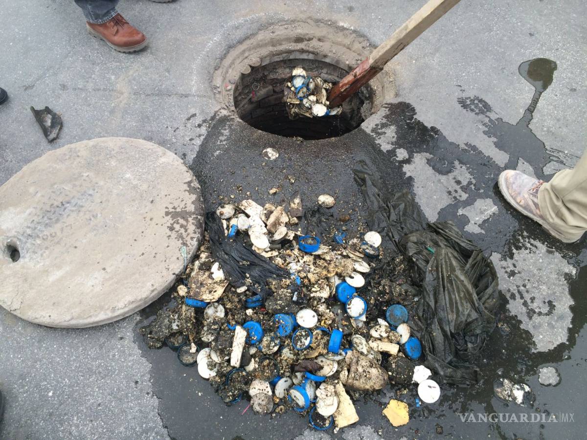 $!Simas Torreón retira toneladas de basura de las alcantarillas