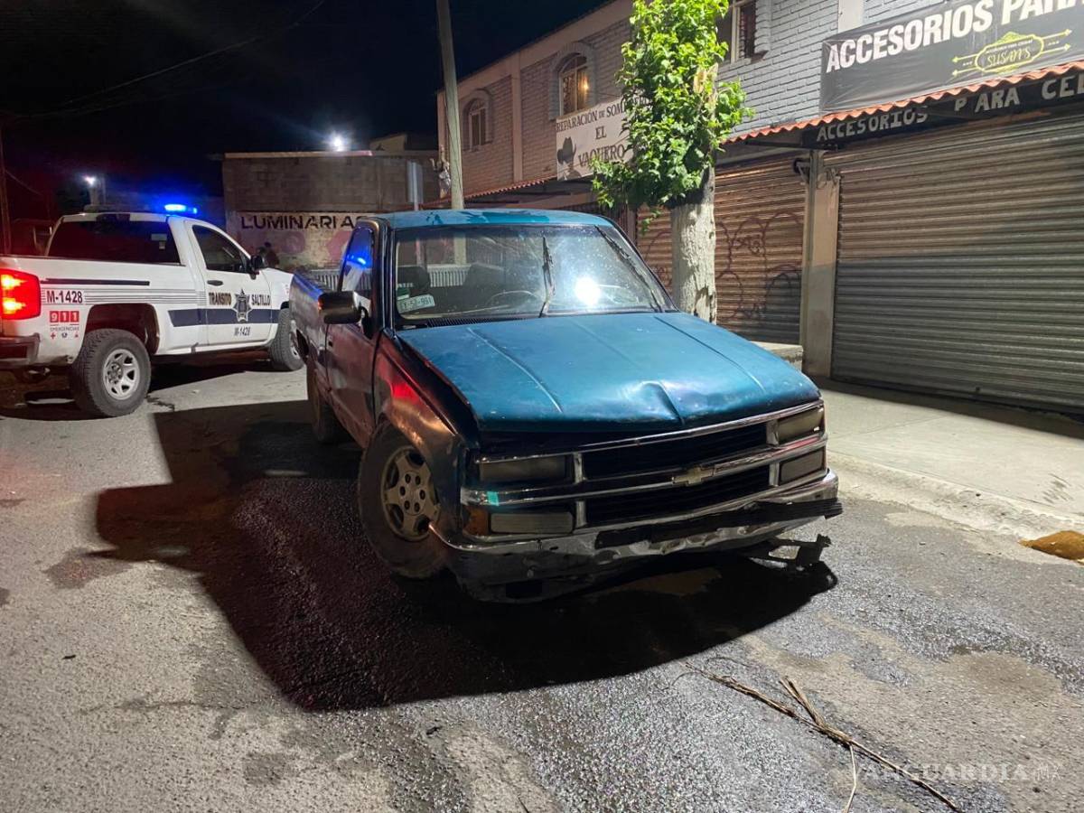 $!A pesar de la magnitud del percance y de los daños ocasionados a la infraestructura vial, el conductor fue valorado por paramédicos y no presentó lesiones de gravedad.