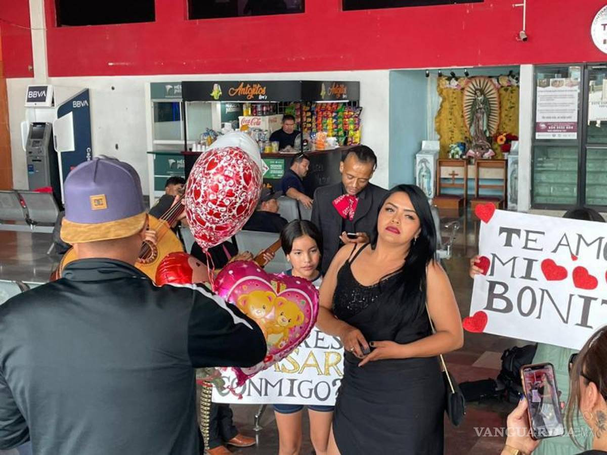 $!La Central de Autobuses fue escenario de una singular petición de matrimonio.