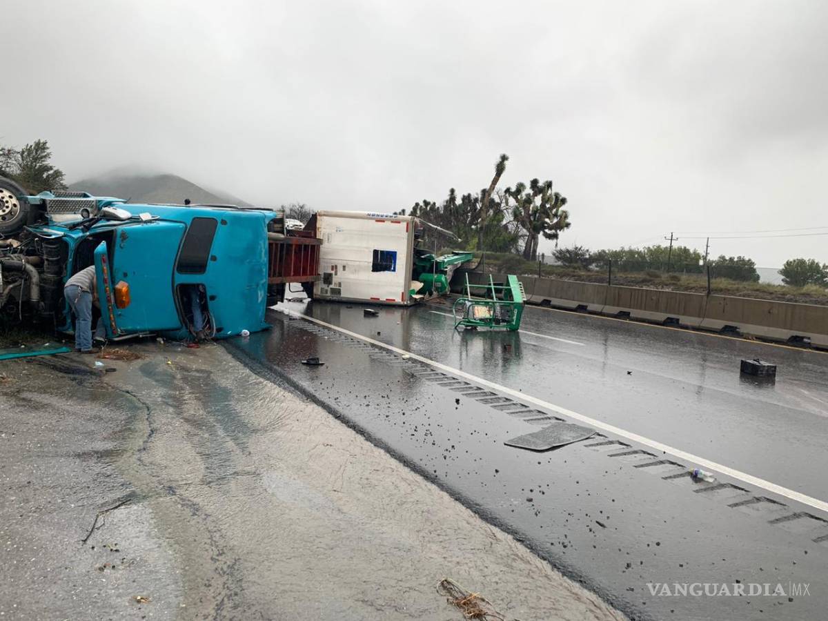 $!Cerrada la Carretera 57 por accidente de tráiler