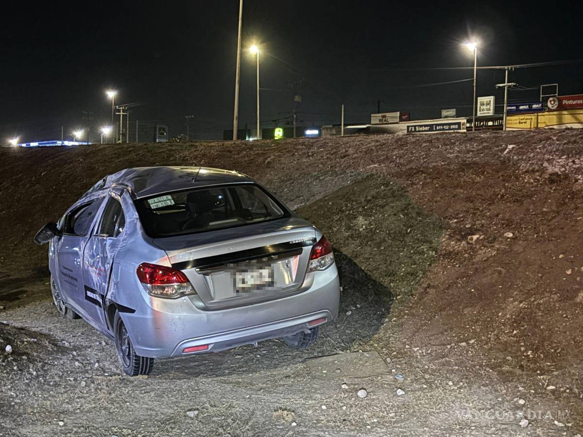 $!El Dodge Attitude fue remolcado hacia un corralón luego de volcarse sobre el bulevar Fundadores.