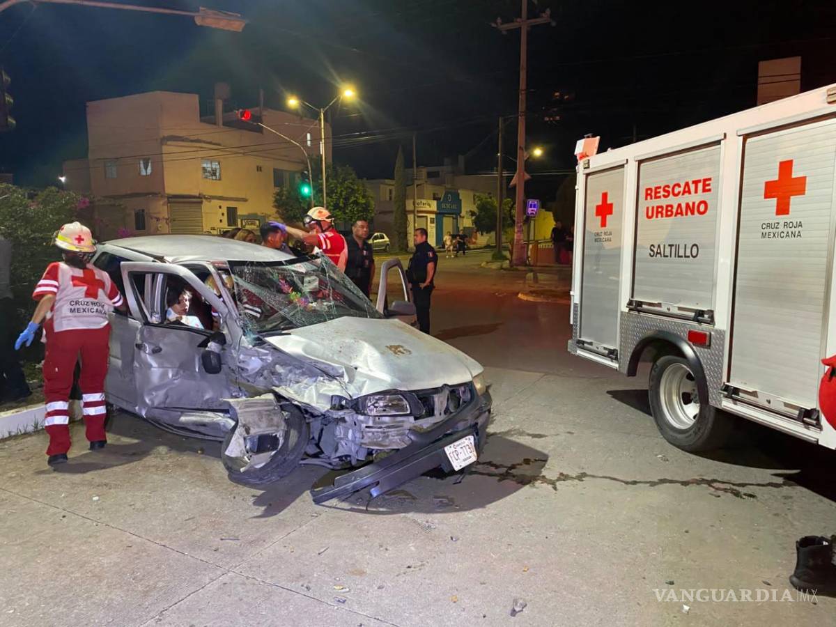 $!Elementos de Tránsito Municipal acudieron al cruce de Javier García Villarreal y Hércules para tomar conocimiento del accidente.