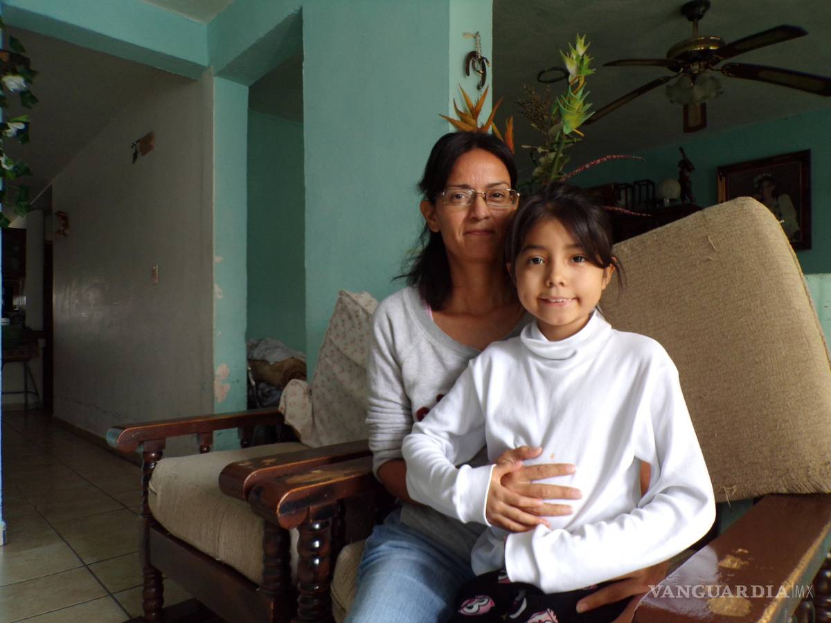 $!Sandra Bonillas trabaja para solventar la enfermedad de Jimena y de otras dos hijas adolescentes, y no ha podido afiliar a su hija al Seguro Social