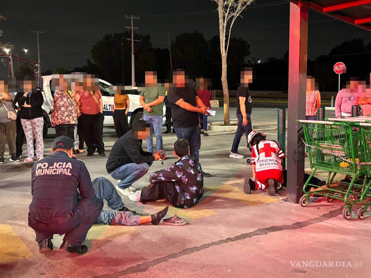 $!Elementos de Tránsito Municipal acudieron al estacionamiento de la plaza comercial tras el reporte del accidente.