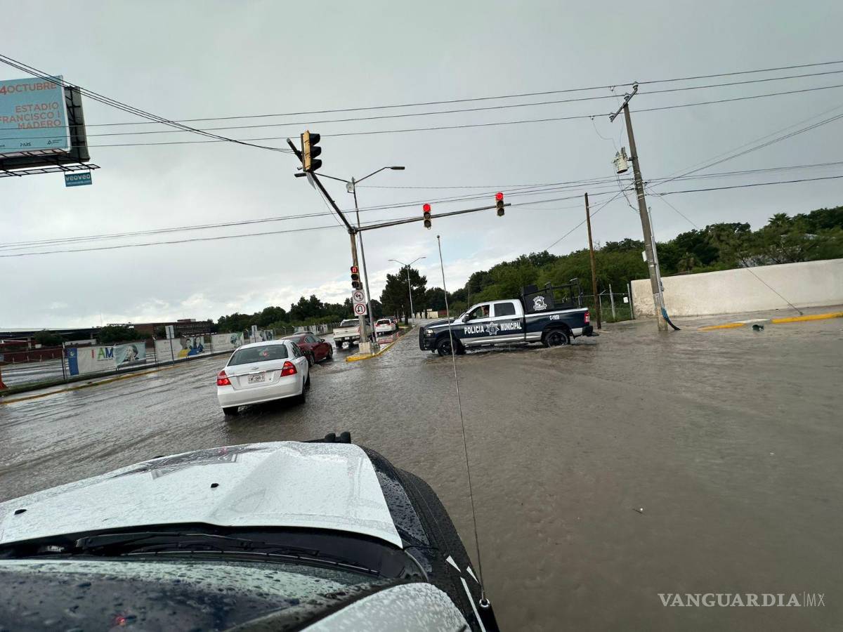 $!Cierres preventivos se mantienen en cruces estratégicos para evitar accidentes por el incremento del nivel del agua.