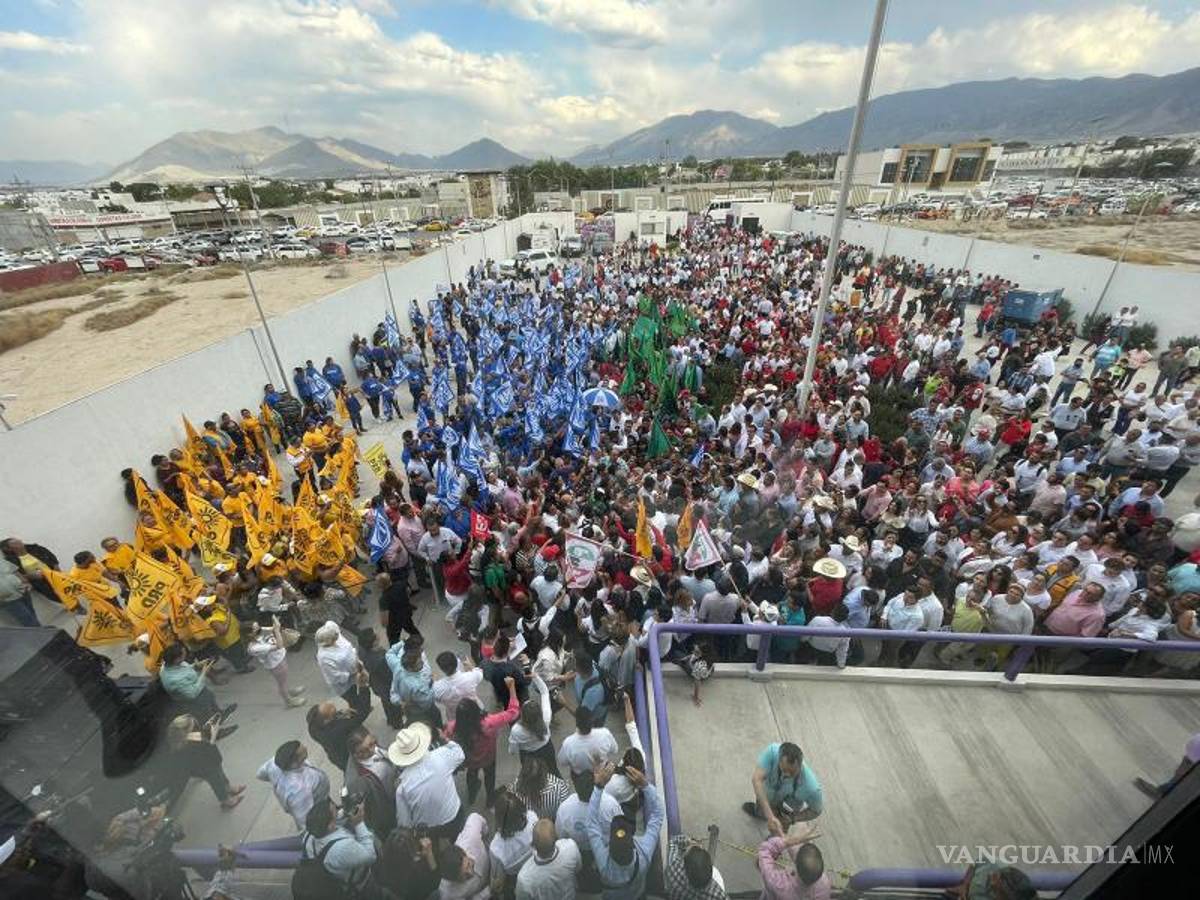 $!Los simpatizantes de PRI, PAN y PRD respaldaron a Jiménez en su registro.