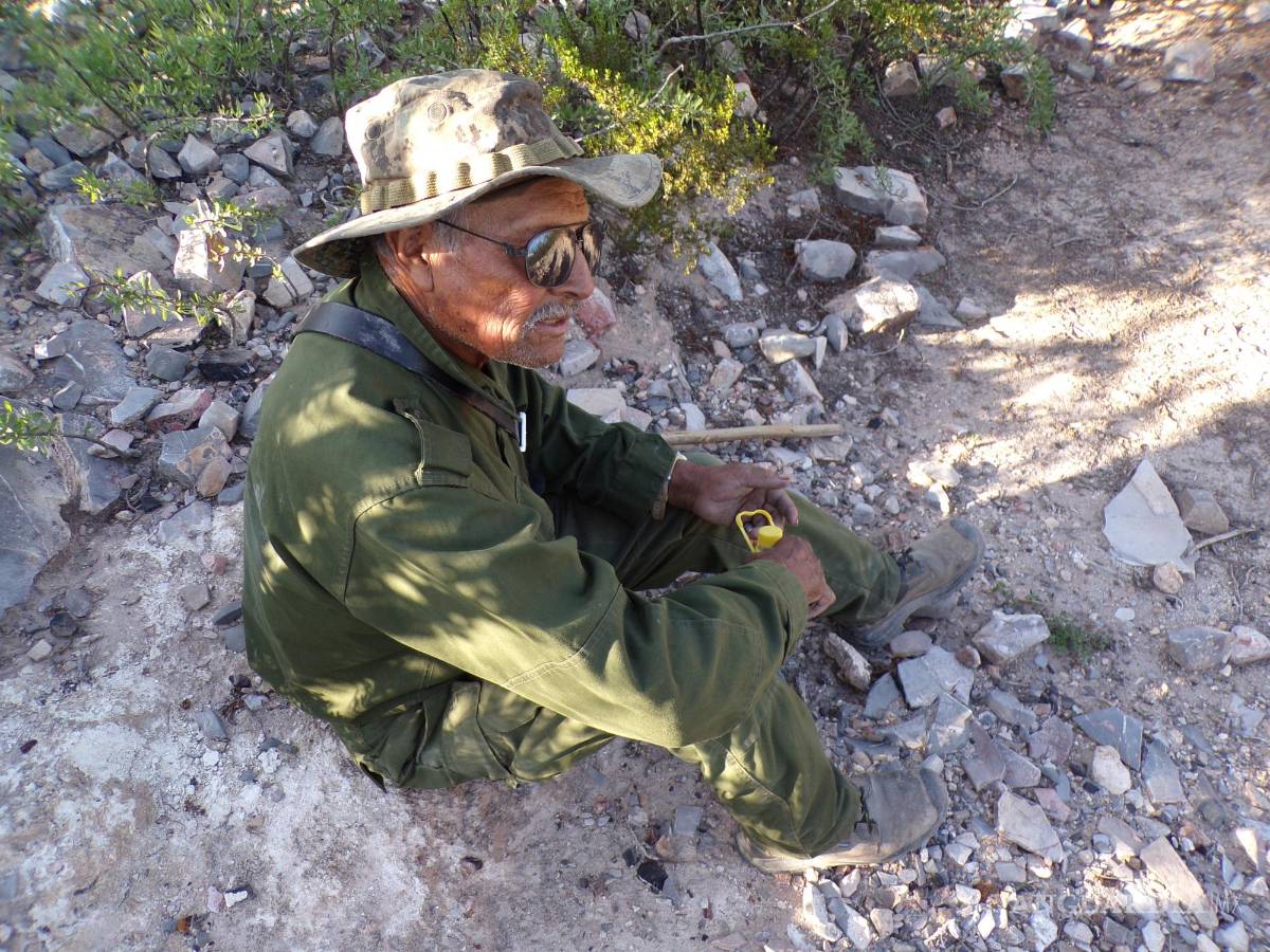 $!El Jefe Bustos descansa en su caminata, porque a sus 80 años, está ciego de un ojo y sus pies ya no le responden como hace 40 años.