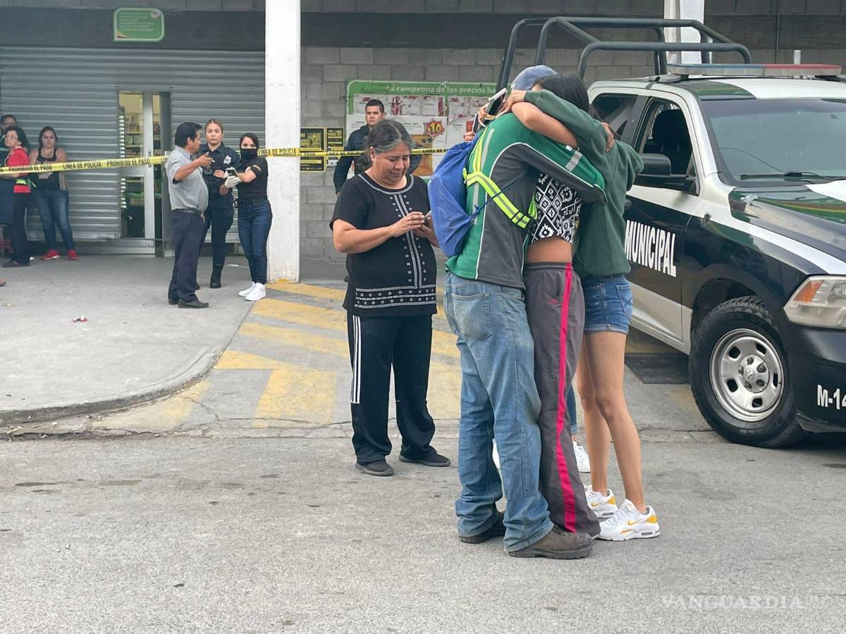 $!Familiares de Rafael acudieron a la tienda para recibir información sobre el hombre al interior.