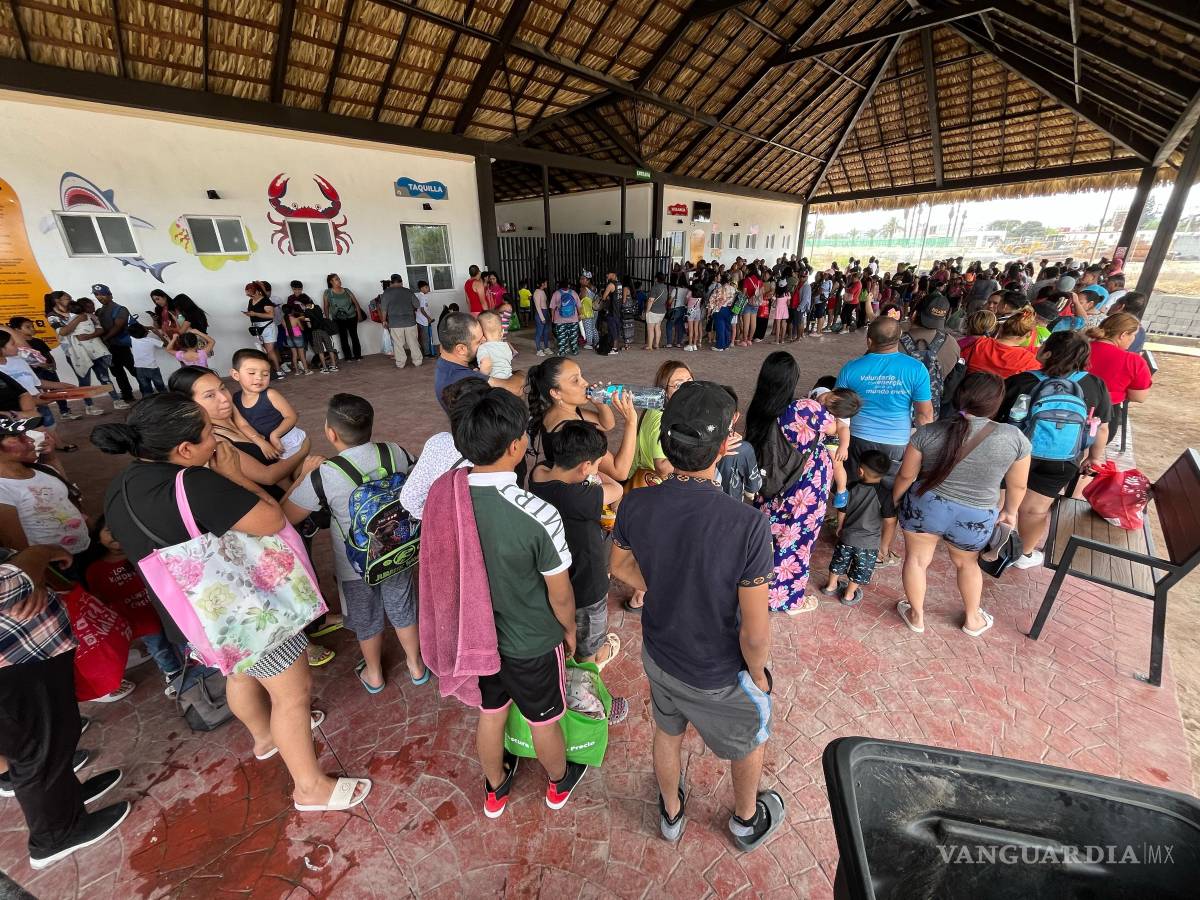 $!Ni llegando temprano se salvan: reportan largas filas y molestia en Aqua Ramos por alta demanda en Semana Santa
