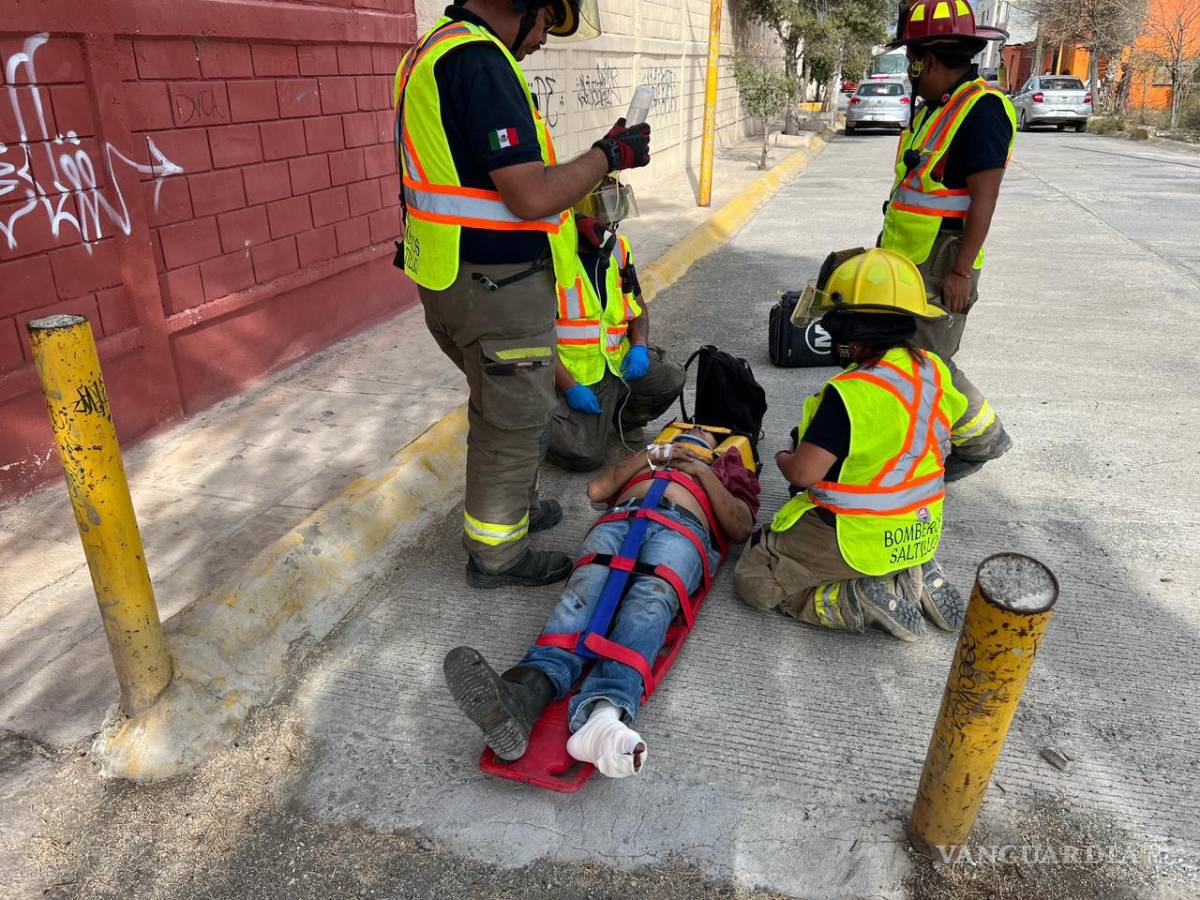 $!El hombre cayó cerca de las vías con una lesión en su pie izquierdo.