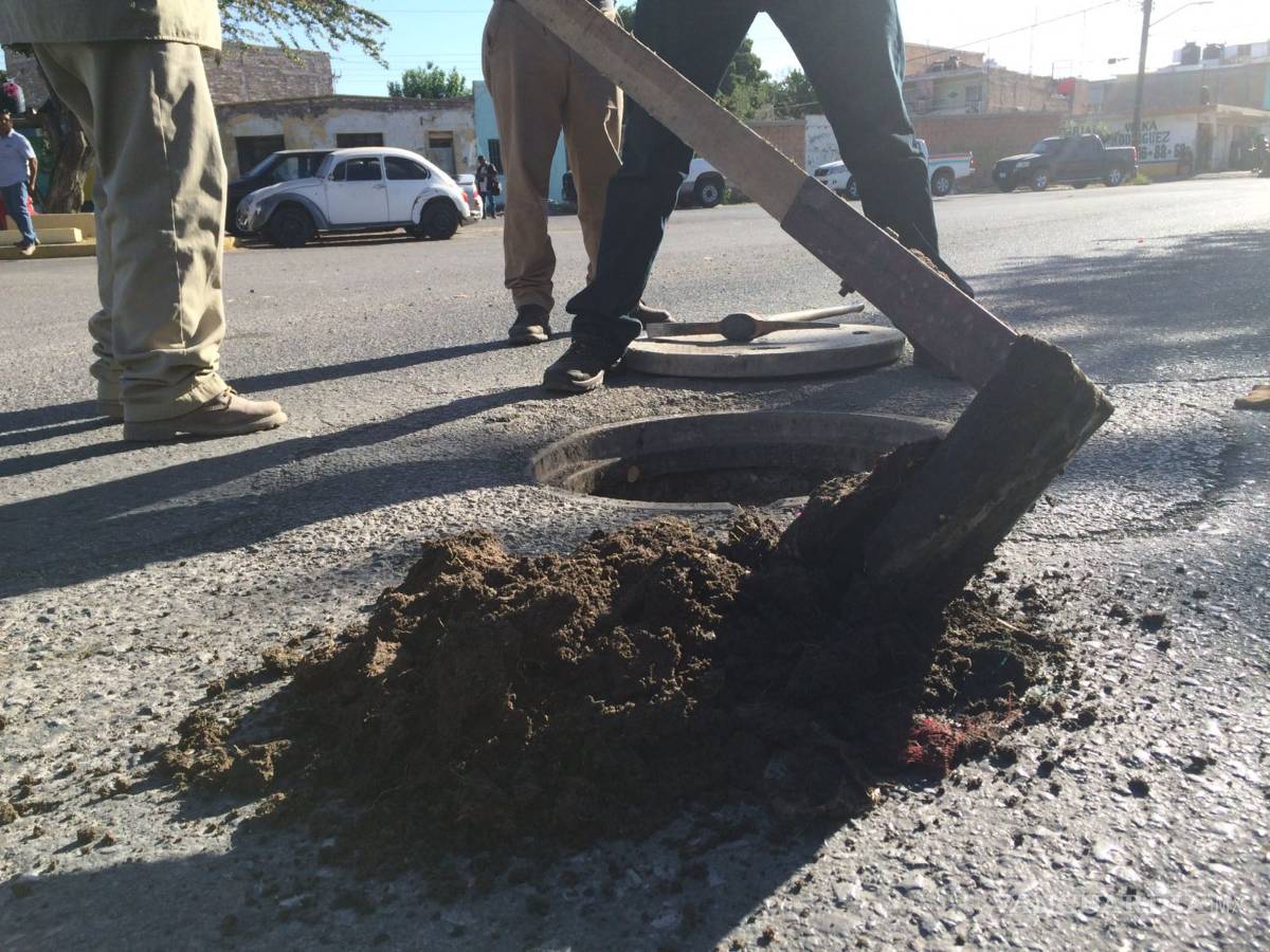 $!Retira Simas Torreón taponamientos del drenaje en la Martínez Adame