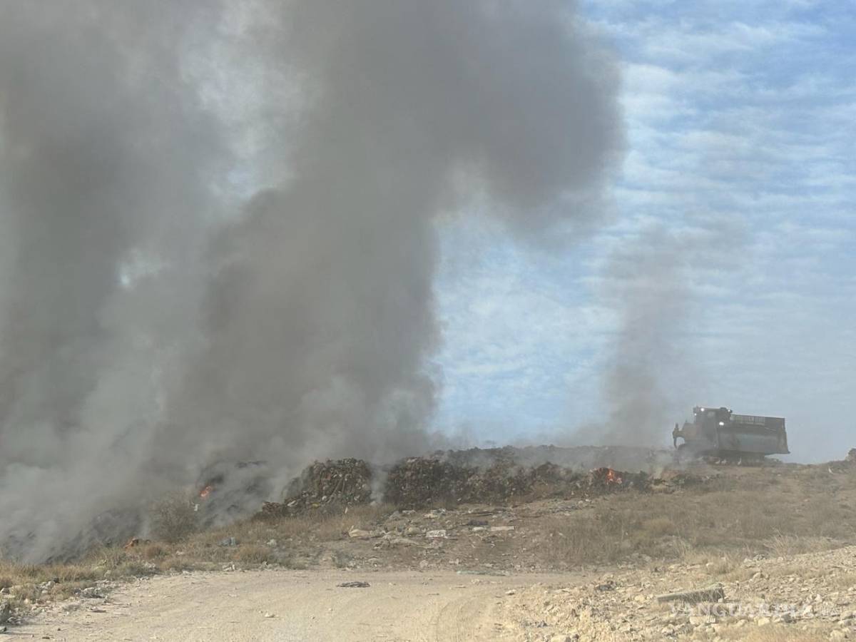 $!Se está combatiendo con el apoyo de 20 unidades de carga pesada que acarrean tierra para poder sofocar las llamas.