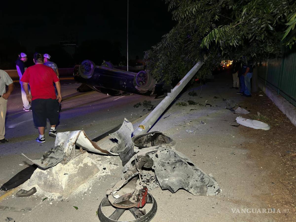 $!La estructura metálica de una luminaria fue derribada tras el fuerte choque provocado por un Chevrolet Camaro, cuyo conductor perdió el control al tomar una curva de incorporación hacia el bulevar Felipe J. Mery.