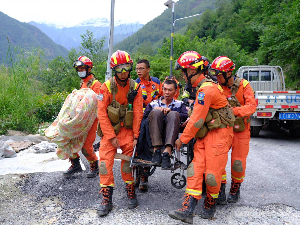 $!Los equipos de rescate evacuan a los heridos tras el terremoto en el condado de Luding, prefectura de Ganzi, provincia de Sichuan, China.
