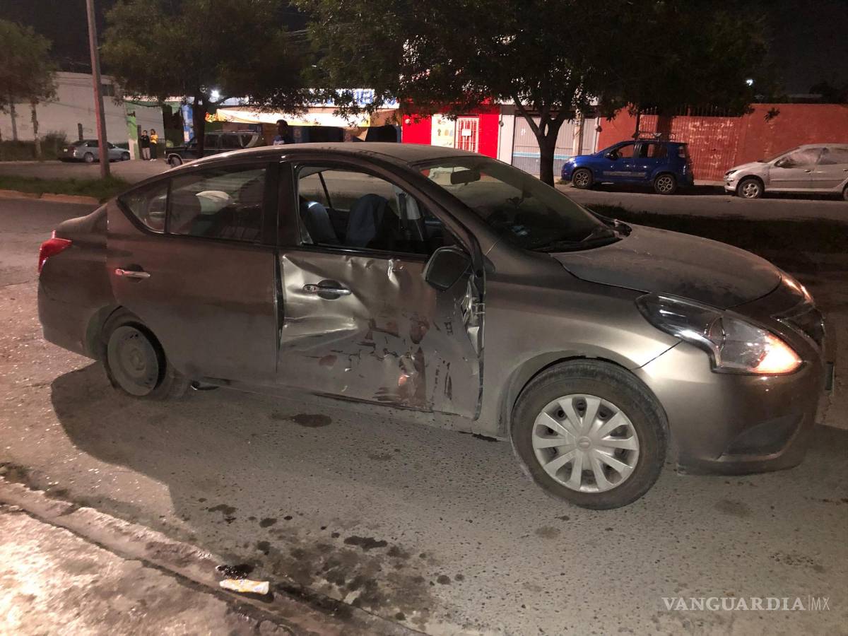$!Elementos de Tránsito Municipal acudieron al sitio para atender el accidente nocturno.