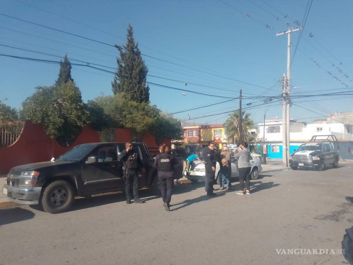 $!Al sitio llegó la Policía Civil Coahuila, la Policía Municipal y la Unidad de Integración Familiar convocados por los padres de familia.