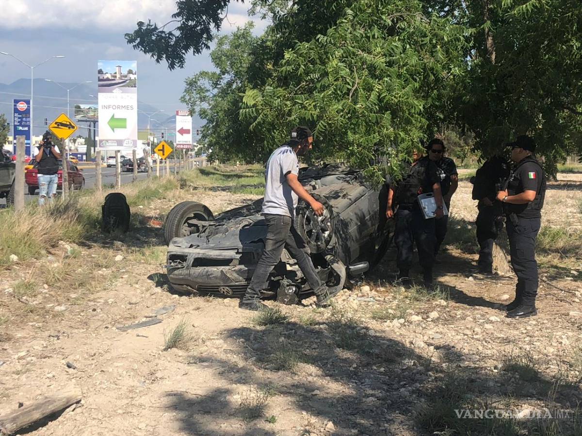 $!Vuelca de forma aparatosa en bulevar Colosio de Saltillo