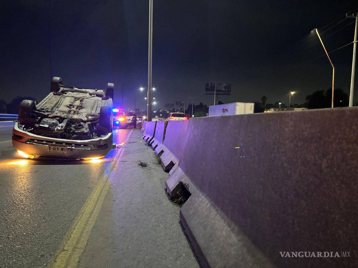 $!El Toyota Corolla quedó volcado con las llantas hacia arriba sobre el bulevar Emilio Arizpe de la Maza.