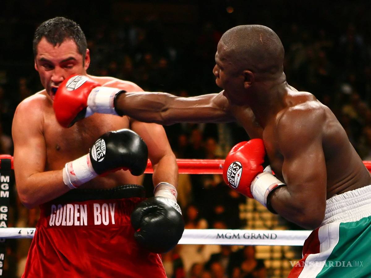 $!Mayweather revela vergonzosa foto de De La Hoya: lo 'balconea' en mallas y tacones