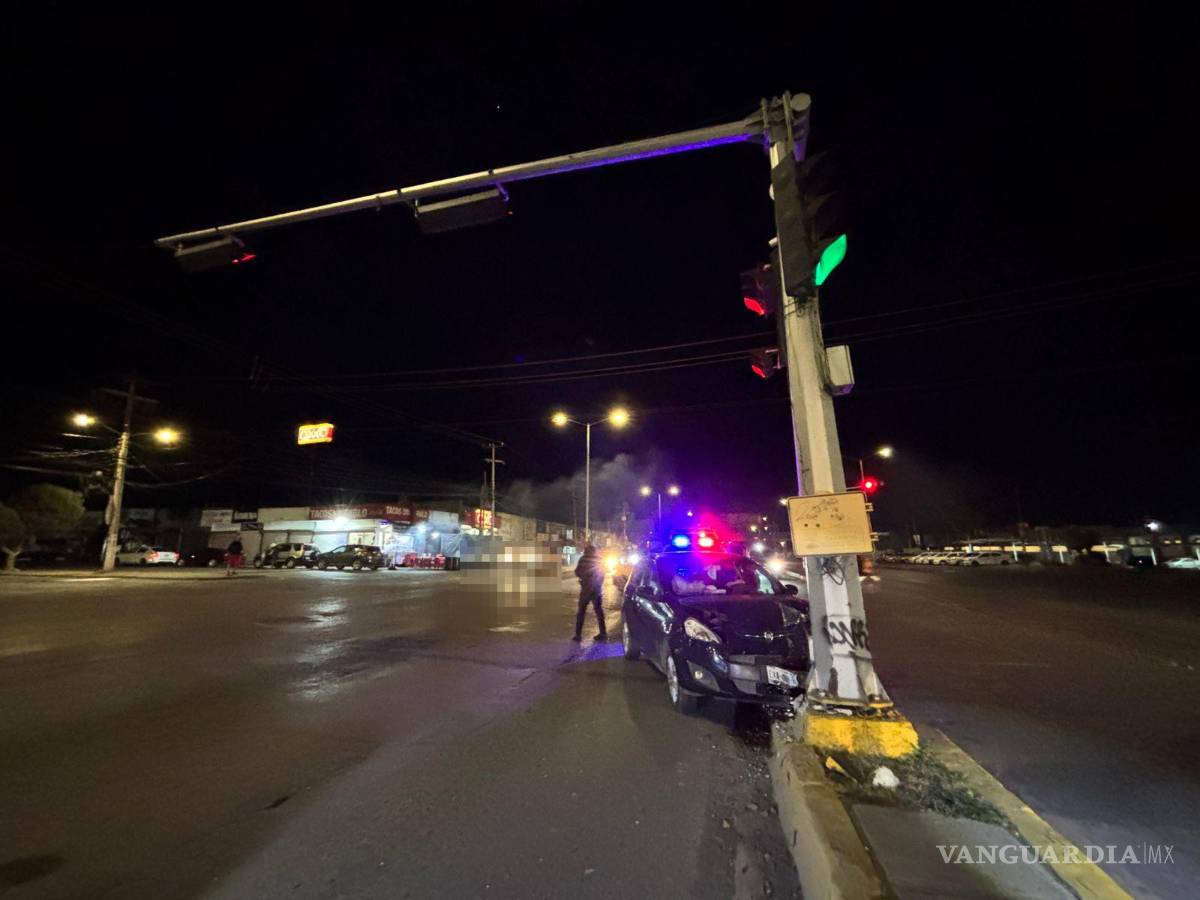 $!El auto involucrado quedó obstruyendo el carril de baja velocidad tras el aparatoso choque.