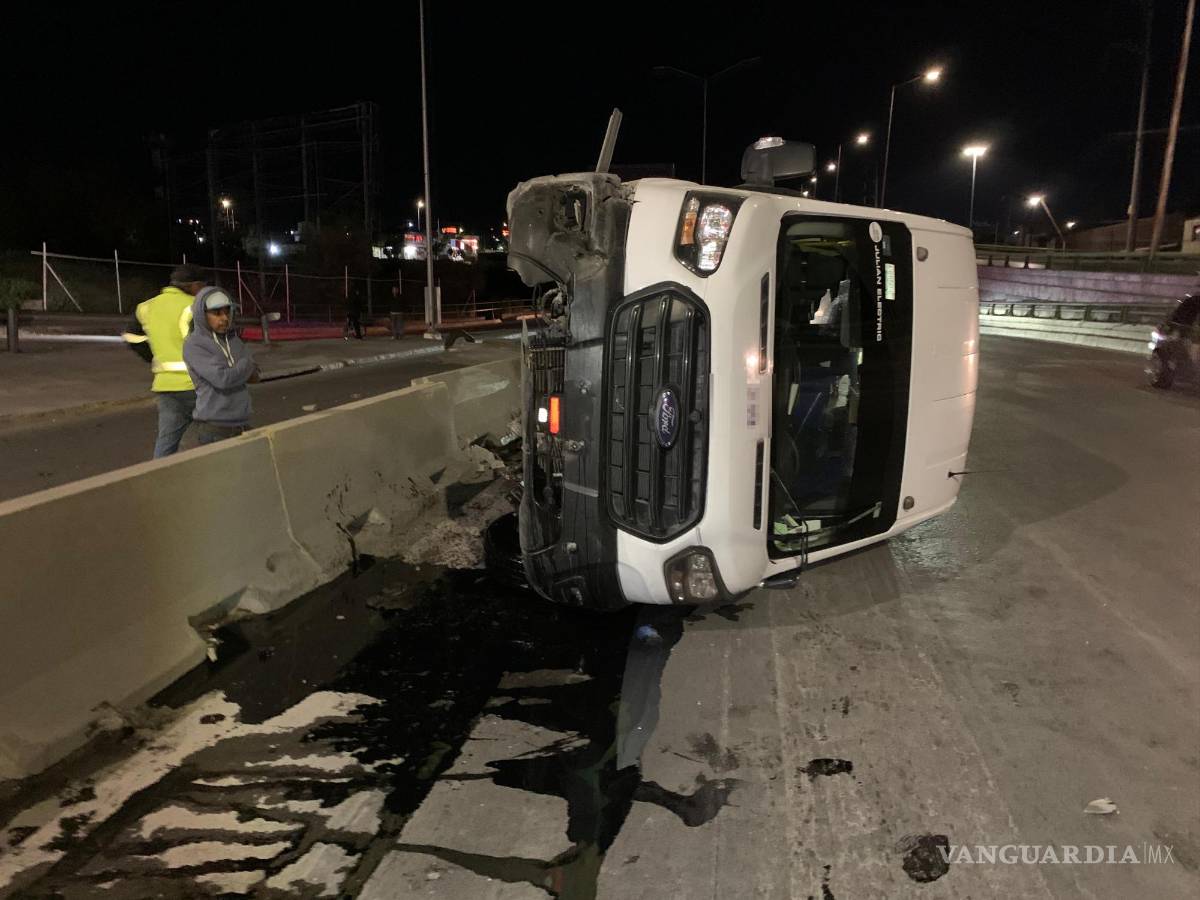 $!La vagoneta de transporte de personal quedó volcada tras el fuerte impacto de la camioneta.