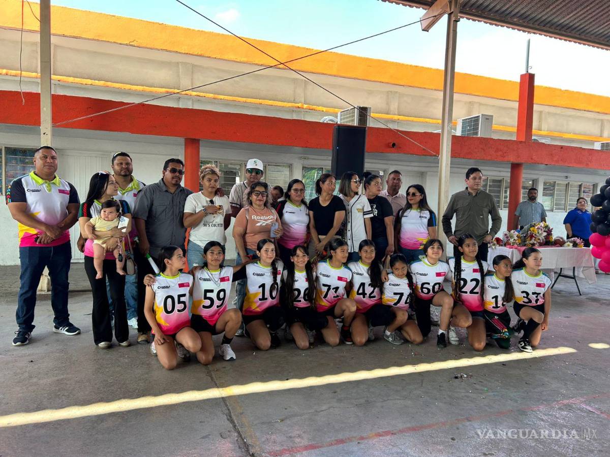 $!Familiares, docentes y compañeros recibieron a las campeonas tras su participación en Guadalajara.