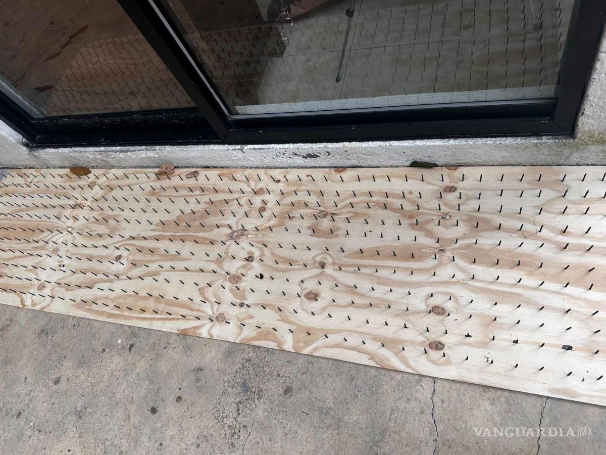 $!‘Trampas antiosos’ desatan indignación en San Pedro; vecinos colocan tablas con clavos
