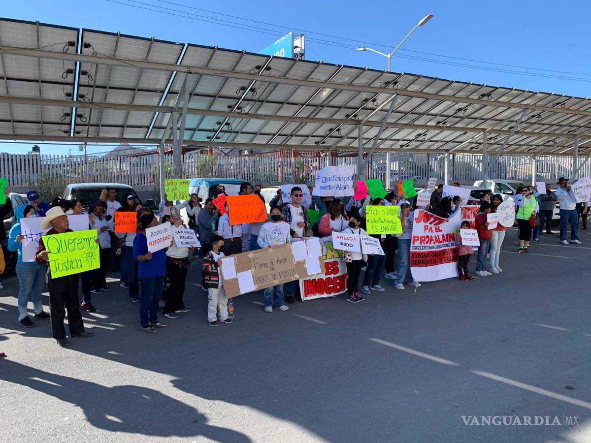 $!Protestan en favor de profesor del Colegio Americano de Saltillo acusado de agresión sexual
