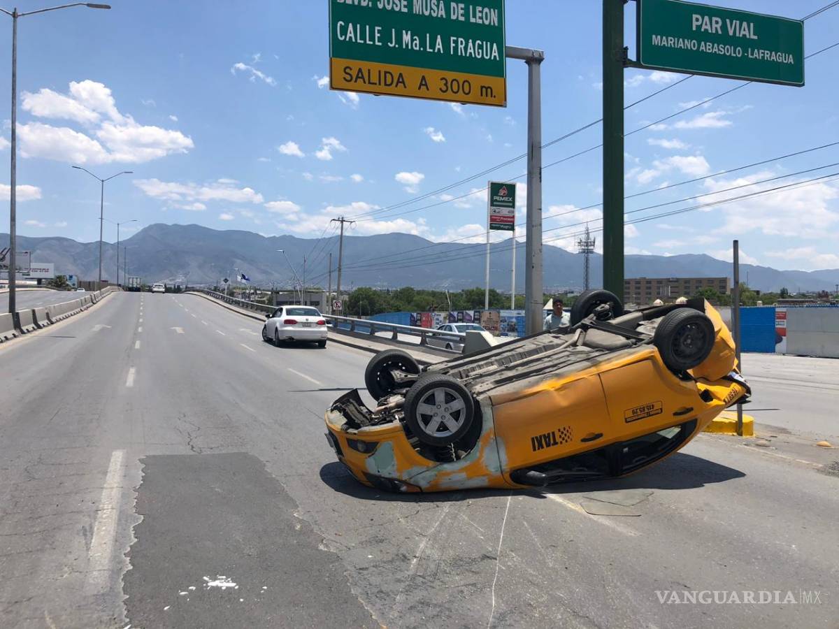 $!Choca y hace que se vuelque taxi en Saltillo