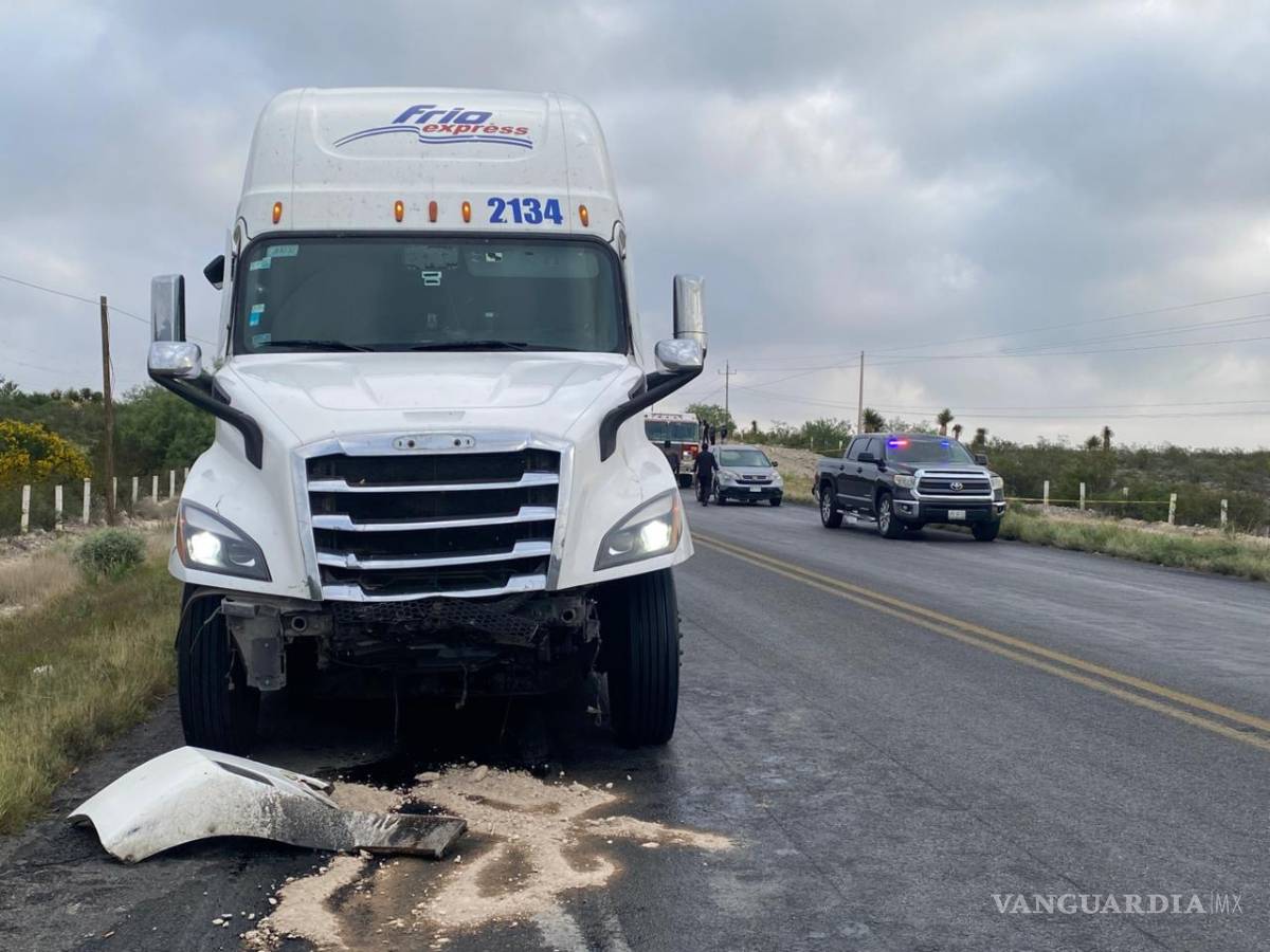 $!De acuerdo con los primeros reportes, el conductor del tractocamión presuntamente invadió el carril contrario antes de provocar el fatal accidente carretero.