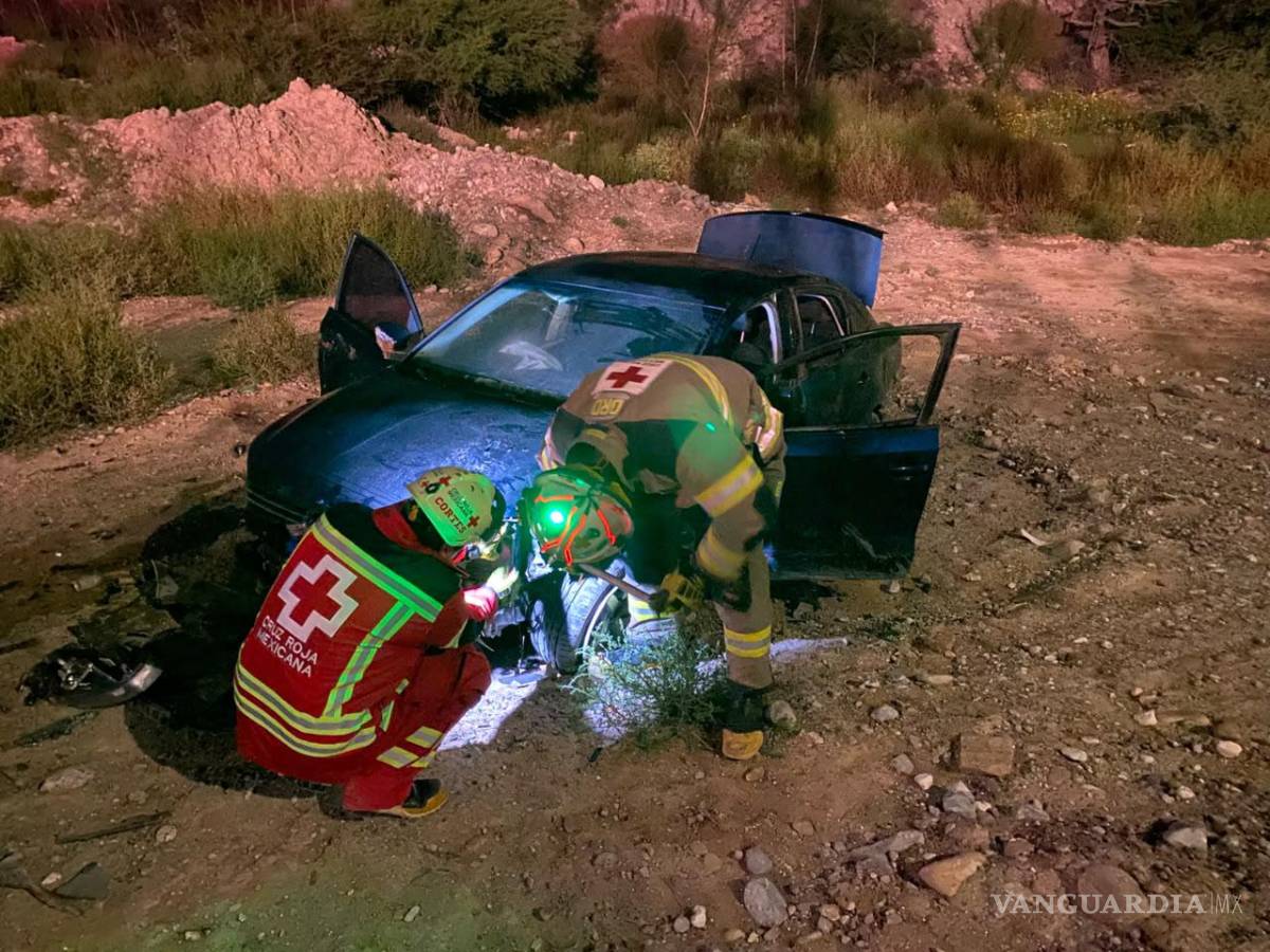 $!La unidad salió del camino al tomar una curva, a la altura de la colonia Valle Verde, en Saltillo.
