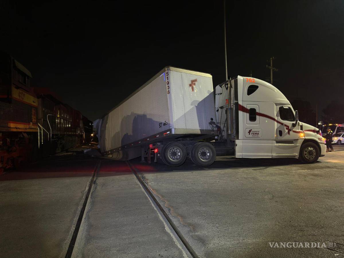 $!A pesar del fuerte choque, el conductor del tráiler resultó ileso y no requirió atención médica.