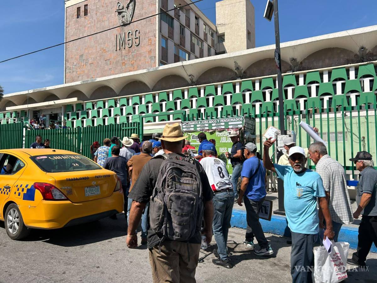 $!Jubilados, pensionados y otros derechohabientes se manifestaron este martes en el exterior de la Clínica 7 del IMSS en Monclova.