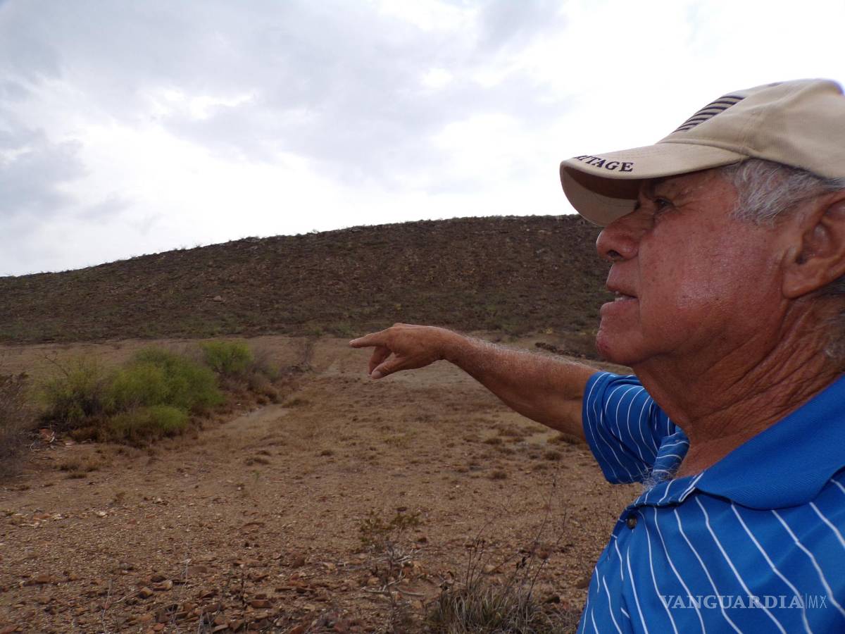 $!La afición de Carmino García Ramírez por recolectar piedras raras lo llevó a encontrarse con un fémur de dinosaurio que será estudiada por el Instituto Nacional de Antropología e Historia (INAH).