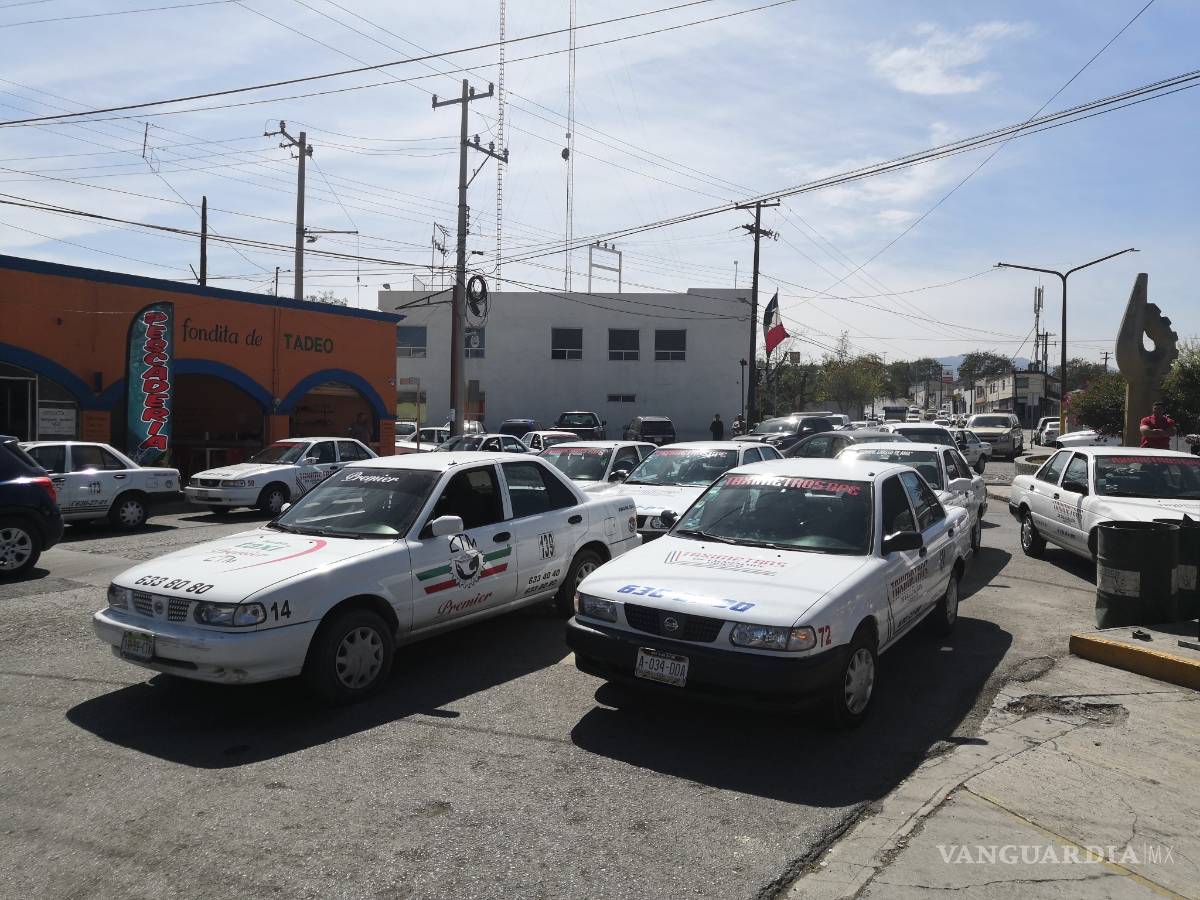 $!Protestan taxistas en Seguridad Pública de Monclova para lograr la liberación de su líder sindical