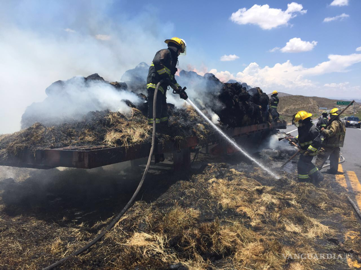 $!Se incendia trailer en la carretera a Monclova