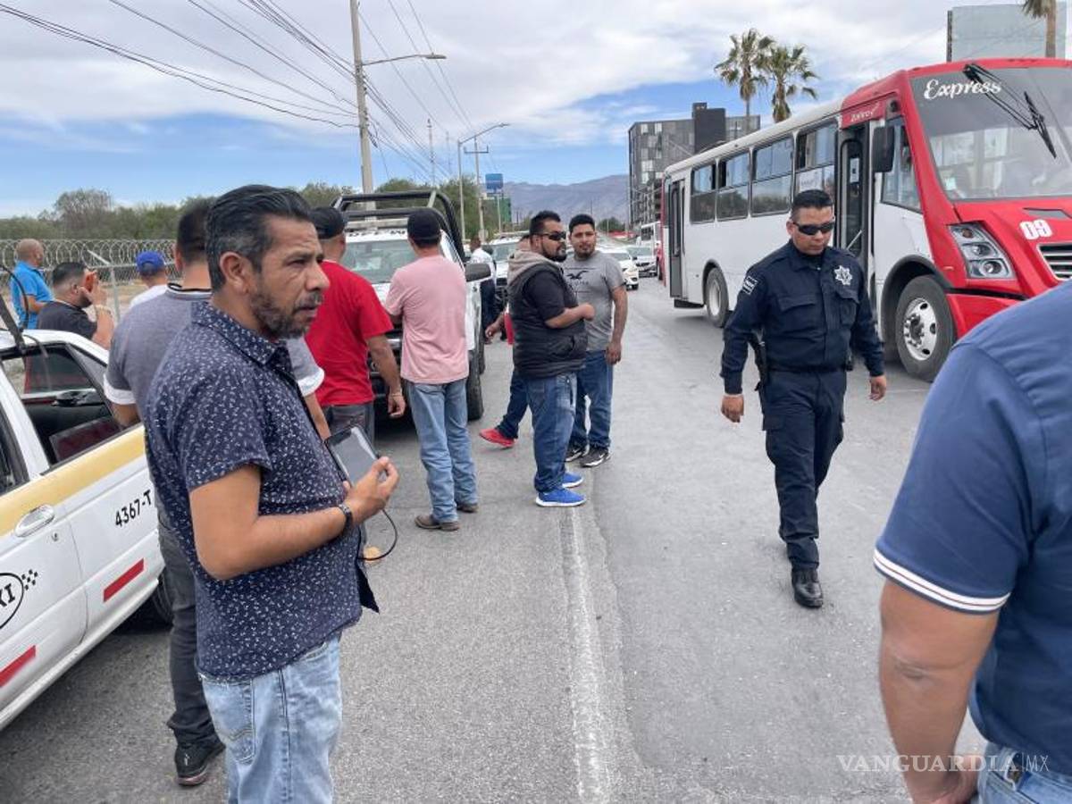 $!El conductor exhibió la hoja de no robo y la inscripción del vehículo al IMT como taxi.