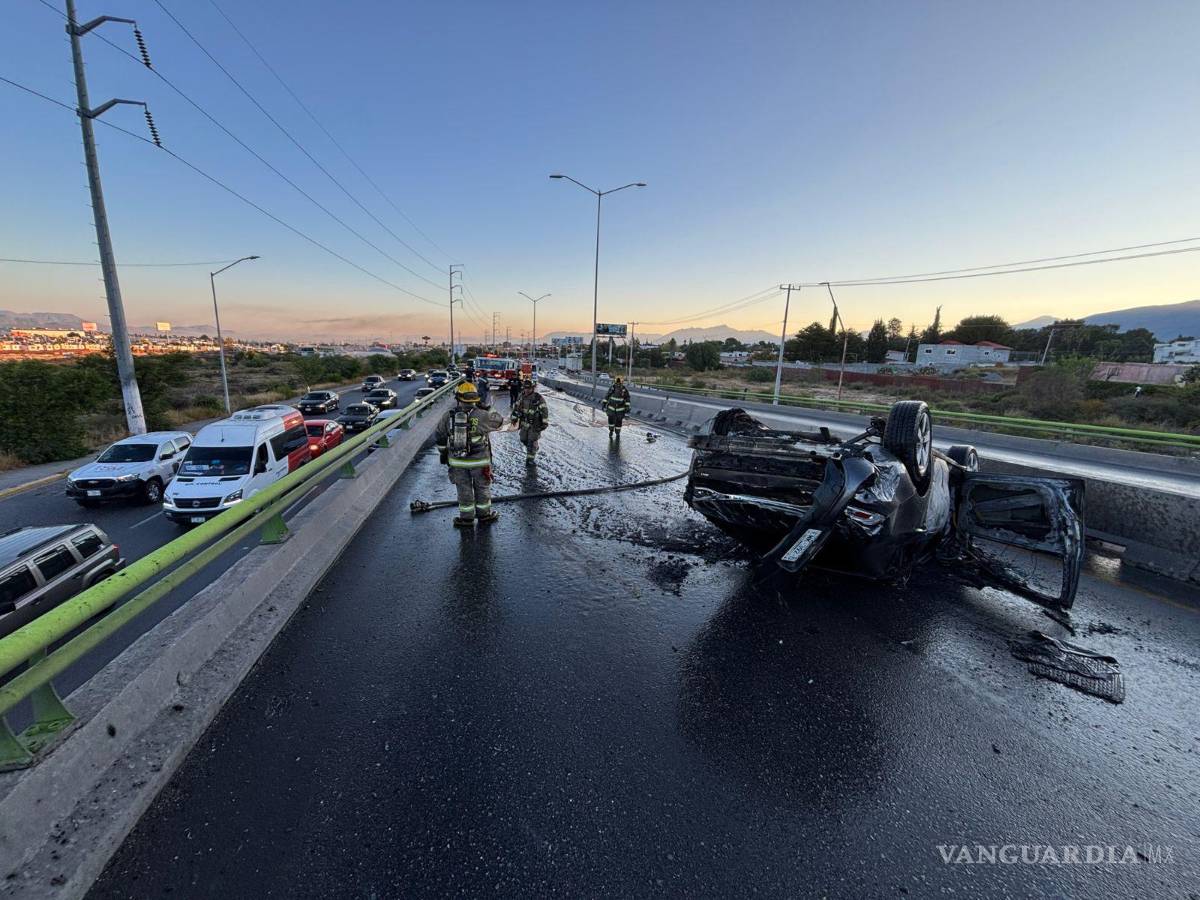 $!Elementos de Tránsito Municipal cerraron la vialidad mientras se controlaba el incendio.