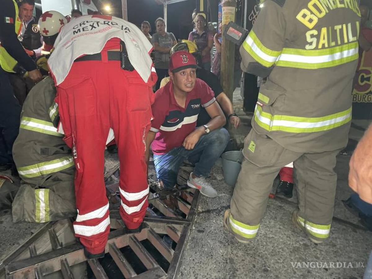 $!Equipos de emergencia, incluyendo bomberos, protección civil y Cruz Roja, se movilizaron rápidamente para rescatar al joven atrapado.